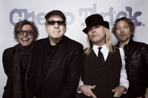 CHEAP TRICK - We're All Alright! [Deluxe Edition] (2017) inside